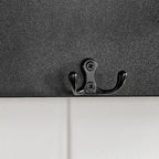 Porte-manteau mural Danya B. avec étagère décorative et crochets