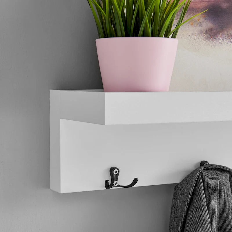 Porte-manteau mural Danya B. avec étagère décorative et crochets
